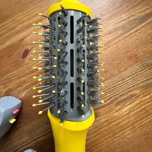 Drybar blow dryer round brush